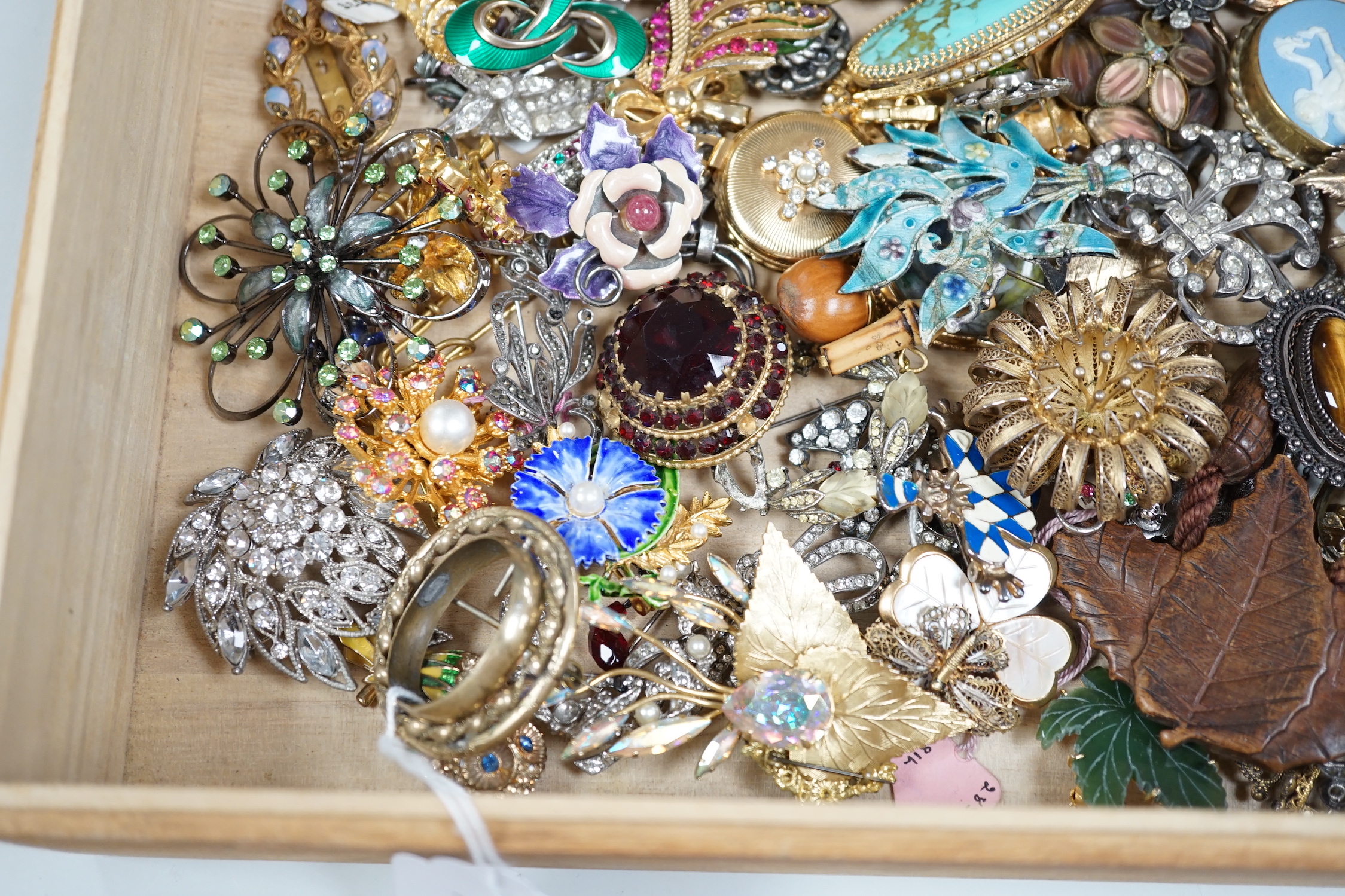 Sundry costume jewellery.